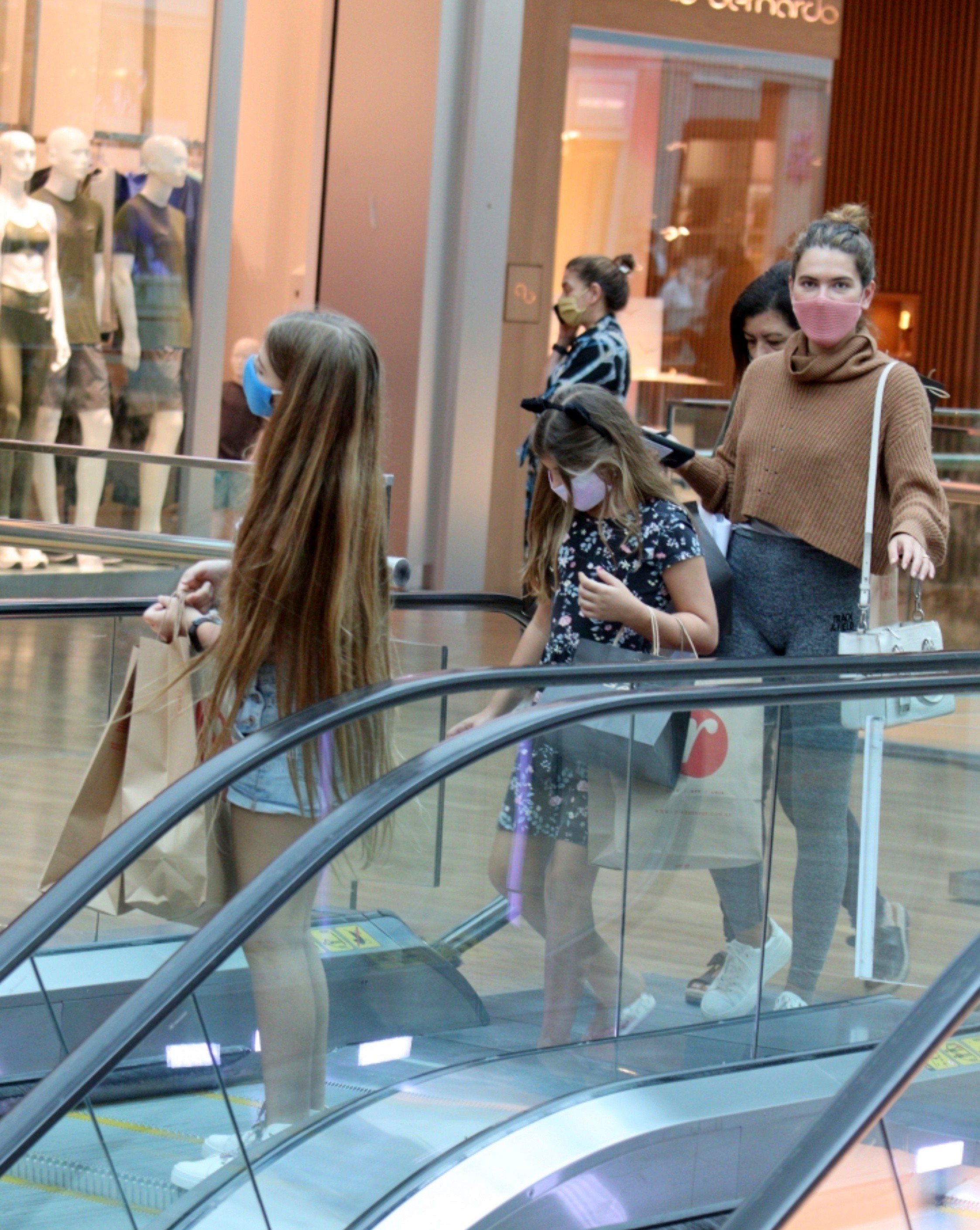 Mariana Goldfarb curte dia de compras com Sofia e amiga (Foto: Edson Aipim / AgNews)