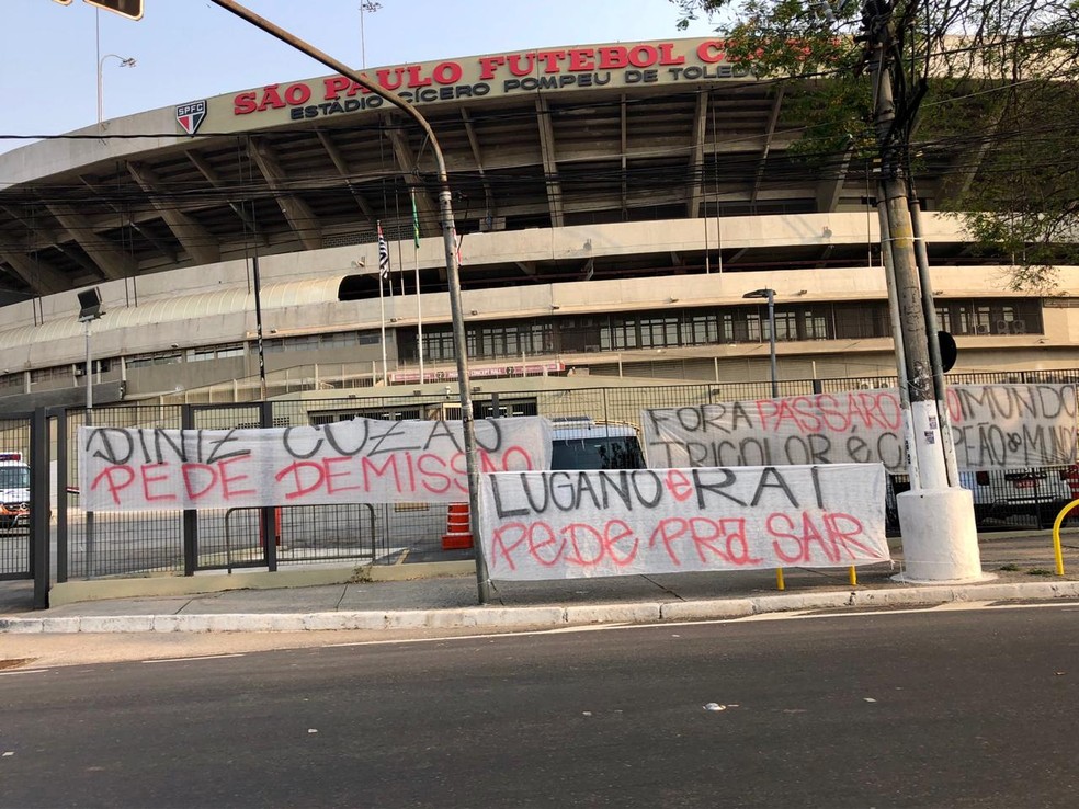 Faixas de protesto em frente ao Morumbi antes de São Paulo x Bragantino — Foto: Caio Maciel