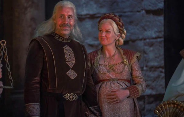 O Rei Viserys Targaryen I (Paddy Considine) e a Rainha Aemma (Sia Brooke) em cena do primeiro episódio de A Casa do Dragão (Foto: Reprodução)