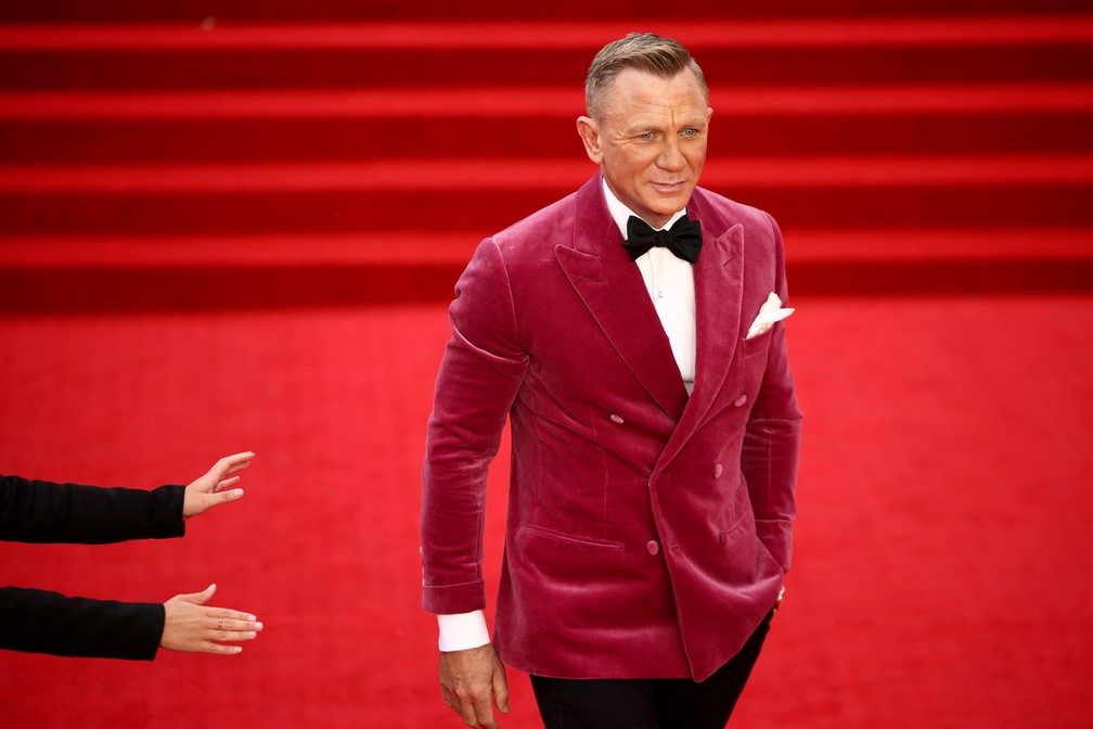 28 de setembro - Daniel Craig chega ao Royal Albert Hall, em Londres, para a estreia de "007 - Sem Tempo para Morrer". Membros da família real britânica também prestigiaram o lançamento do filme — Foto: Henry Nicholls/Reuters