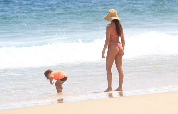 Isis Valverde curte praia com o marido, André Resende, o filho, Rael, e familiares (Foto: Fabricio Pioyani / AgNews)