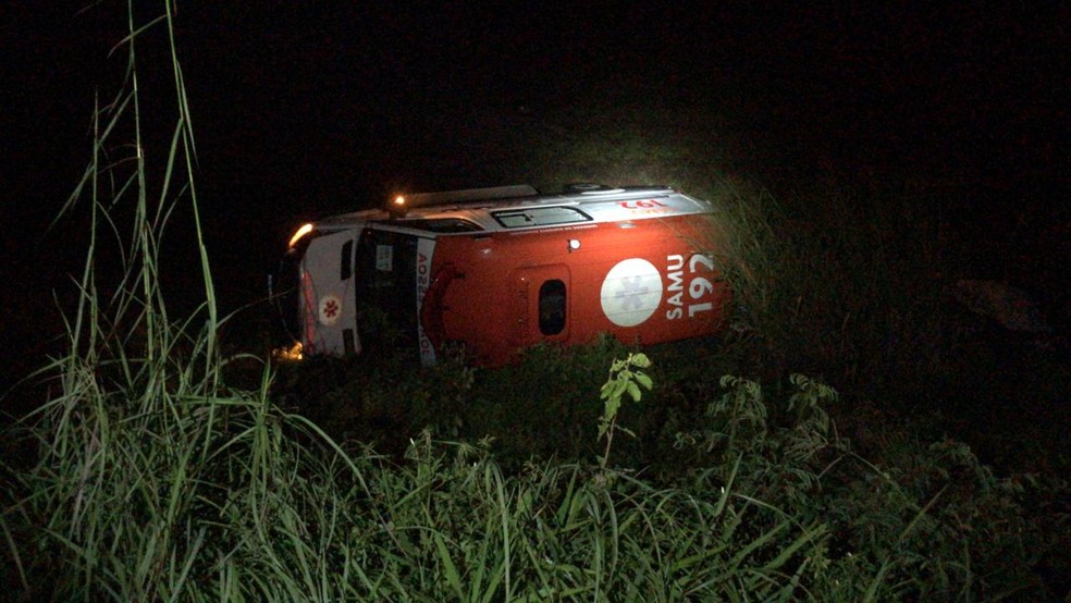 Ambulância caiu em ribanceira logo depois do motorista perder o controle da direção durante fortes chuvas no local, na BR-230, na Paraíba — Foto: Divulgação/PRF-PB