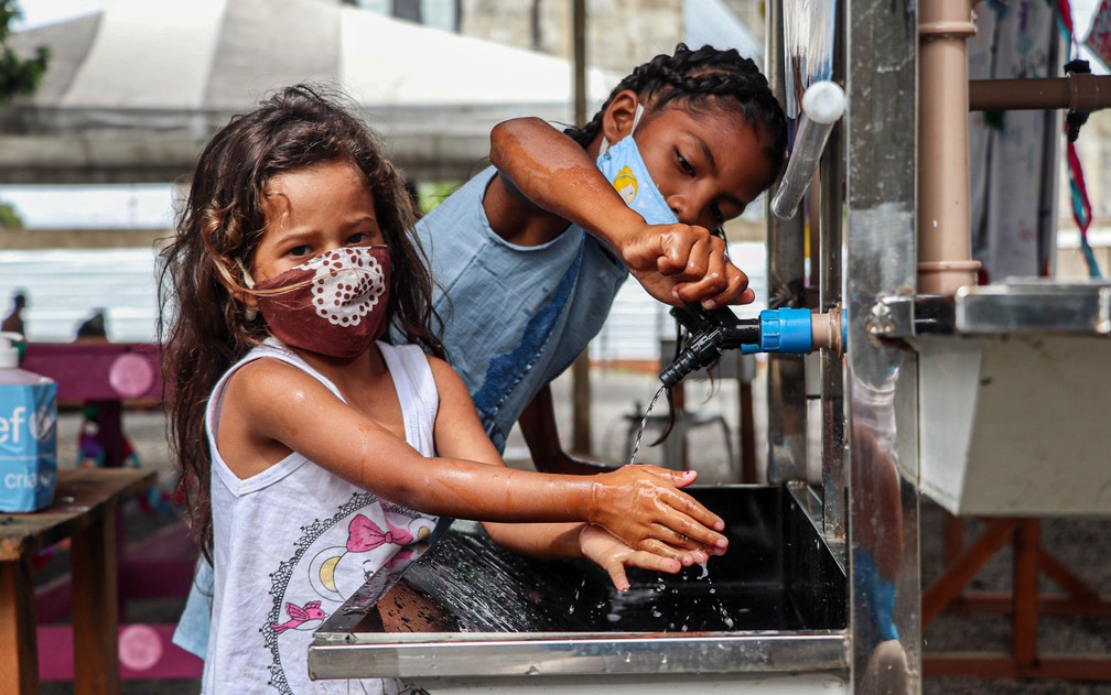 Crianças venezuelanas lavam as mãos antes de participarem da abertura de um abrigo para venezuelanos em situação de vulnerabilidade em Boa Vista, Roraima — Foto: ACNUR/Lucas Novaes