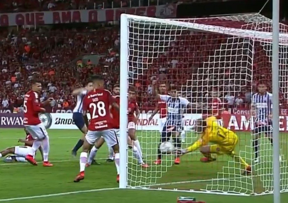 Marcelo Lomba evita o gol do Alianza Lima — Foto: Reprodução