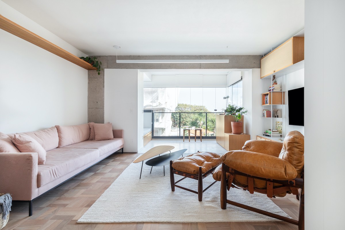 SALA | O sofá rosa da Casa Umma foi o ponto focal de cor na sala de estar. Piso e foro de madeira foram fornecidos pelo Casulo Design (Foto: Divulgação / Maura Mello)
