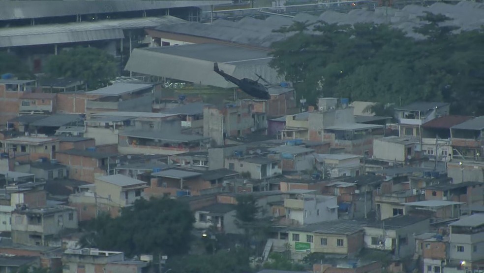 Helicóptero da Polícia Civil sobrevoa a Cidade de Deus, na Zona Oeste do Rio de Janeiro — Foto: Reprodução/ TV Globo