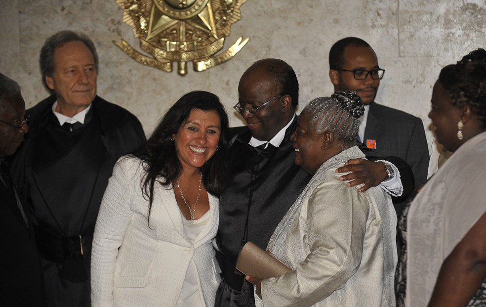 Joaquim Barbosa cumprimenta sua mãe e Regina Casé durante cerimônia de posse (Foto: José Cruz/ABr)