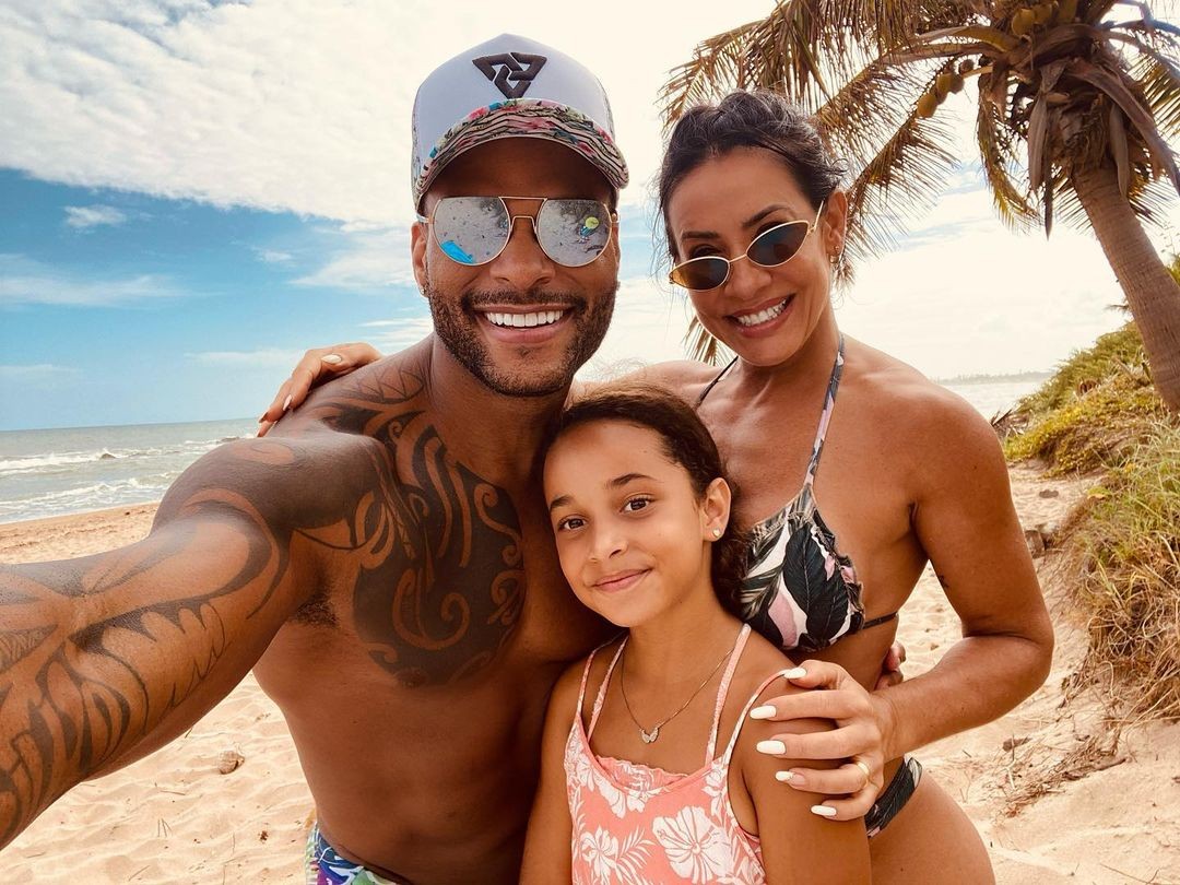 Scheila Carvalho coom o marido, Tony Salles, e a filha, Giullia (Foto: Reprodução/Instagram)