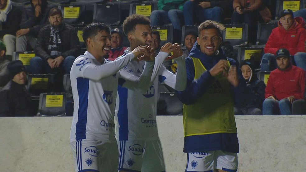 Jajá comemora gol pelo Cruzeiro com Matheus Bidu e Daniel Jr — Foto: Reprodução/ Sportv