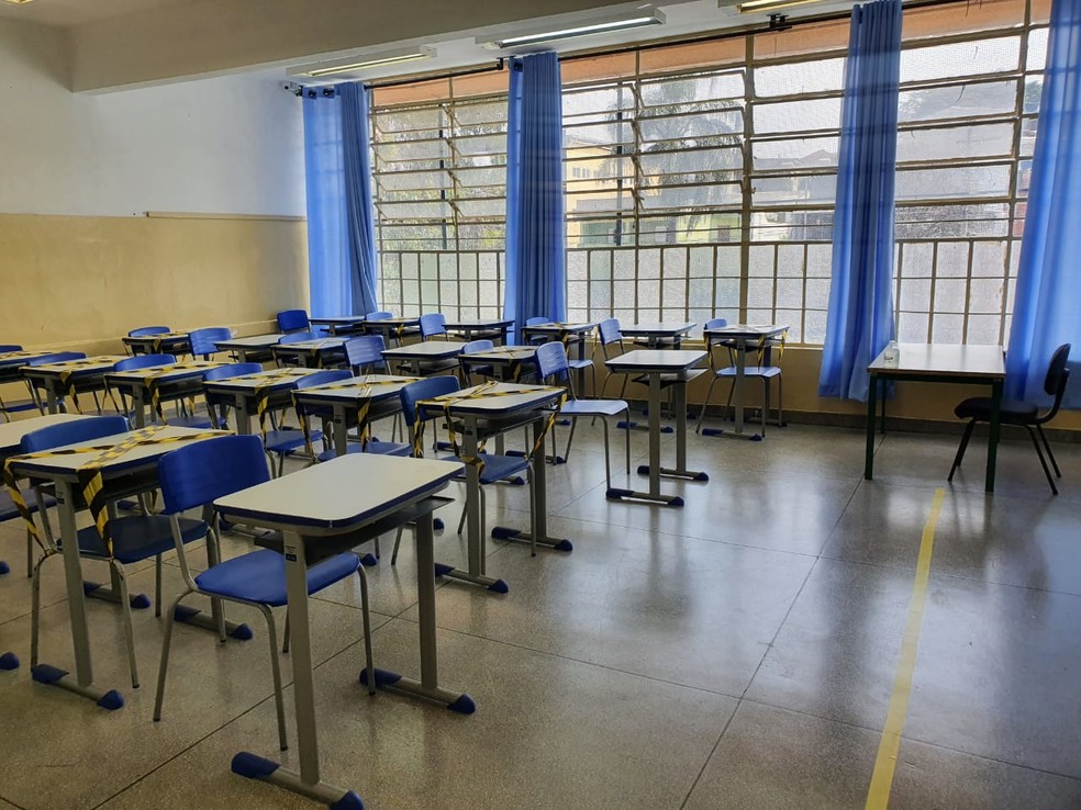 Cadeiras serão bloqueadas para uso para ampliar o distanciamento entre os estudantes — Foto: Bárbara Muniz Vieira/G1