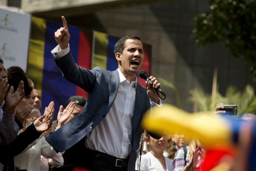 Juan Guaidó, presidente da Assembleia Nacional da Venezuela faz um discurso na sexta-feira (11)  — Foto: Fernando Llano/ AP