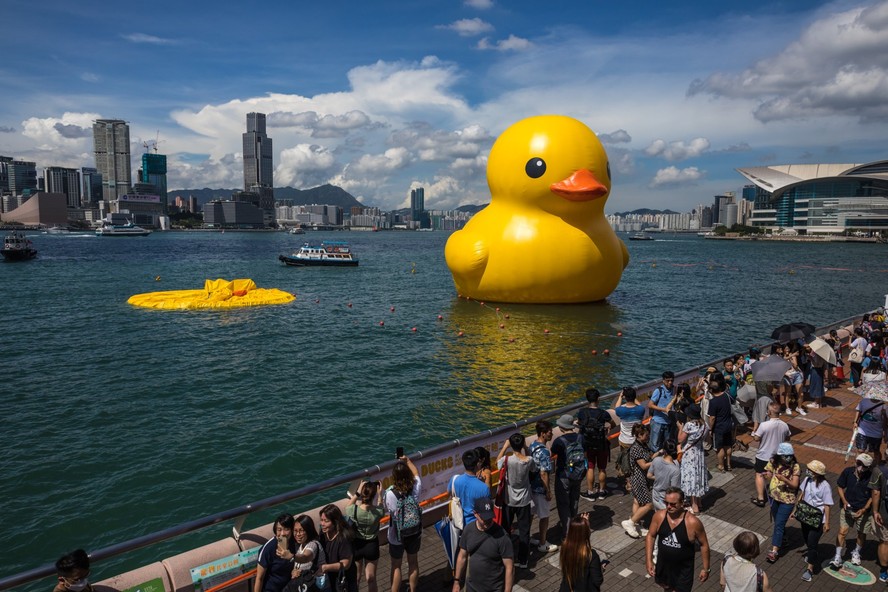 Um dos patos da instalação artística 'Double Ducks', do artista holandês Florentijn Hofman, precisou ser esvaziada por conta do calor extremo
