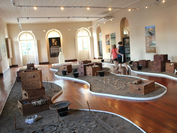 Sala de arqueologia, onde ficam expostos fragmentos arqueológicos encontrados no Amazonas (Foto: Marcos Dantas / G1 AM)