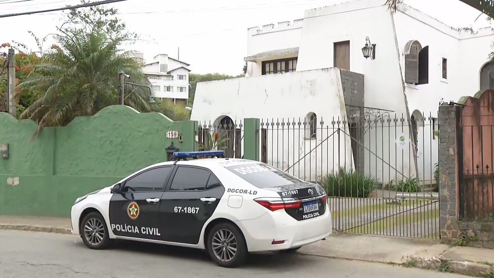 Polícia cumpriu mandado de busca e apreensão na casa de Pezão, em Piraí, nesta sexta (29) — Foto: Reprodução/TV Globo