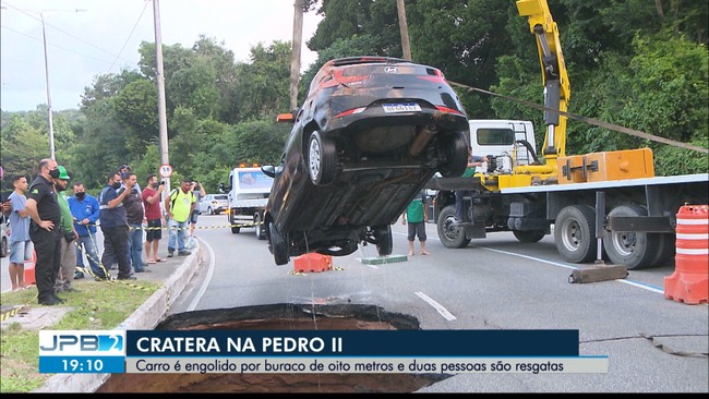 Carro é 'engolido' por buraco gigante que se abre na avenida Pedro II