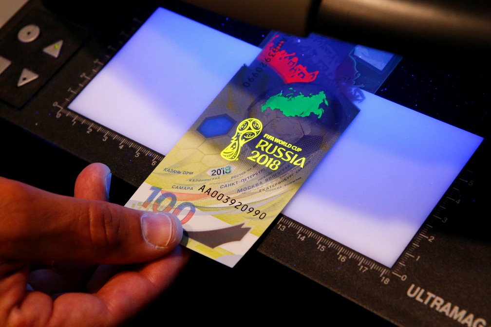 Luz ultravioleta checa itens de autenticidade da nota de 100 rublos (Foto: REUTERS/Sergei Karpukhin)