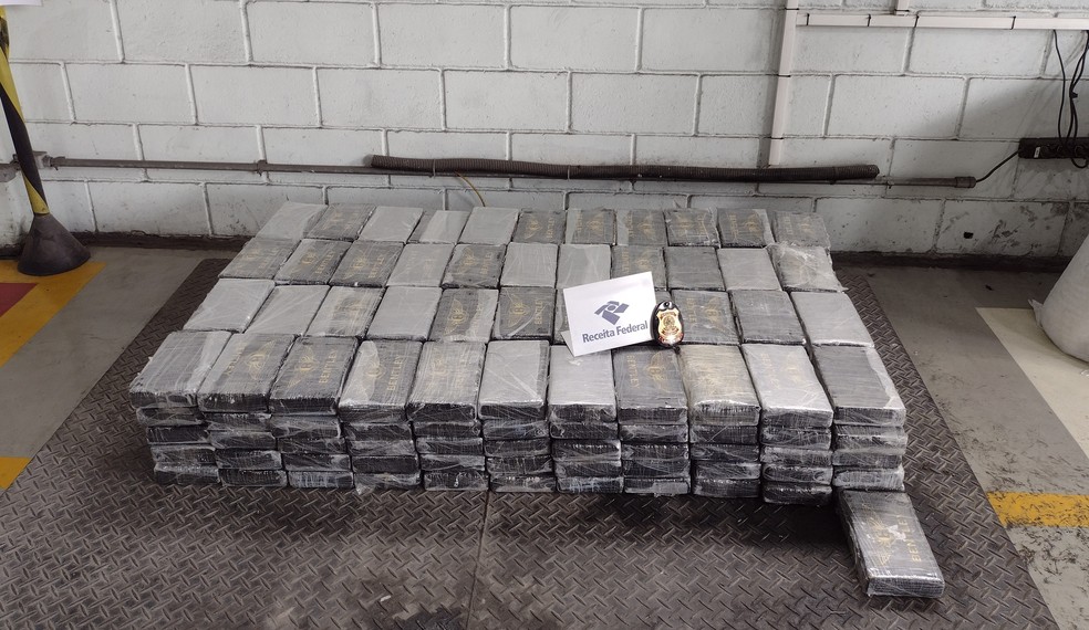 239 kg de cocaína foram localizados em carga de papel na sexta-feira (26) — Foto: Divulgação/Receita Federal