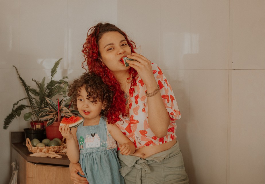 'Comida vegana é a do dia a dia', diz Claiti Cortes, do Imagina Vegan, que cozinha junto de sua filha Antonela, de 3 anos