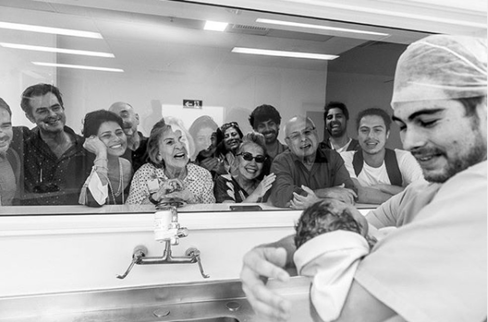 Rafael Vitti mostra a filha para a família na maternidade — Foto: Reprodução/Instagram 