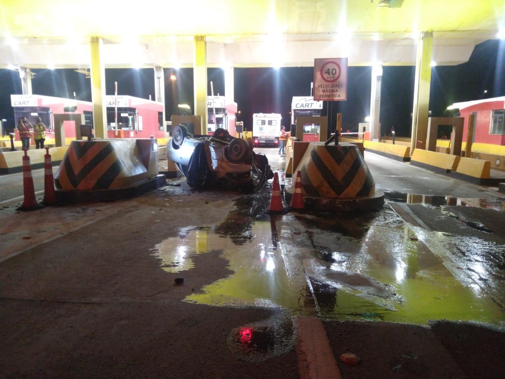 Batida na praça de pedágio aconteceu nesta terça-feira (6) em trecho de Palmital — Foto: Polícia Rodoviária/Divulgação