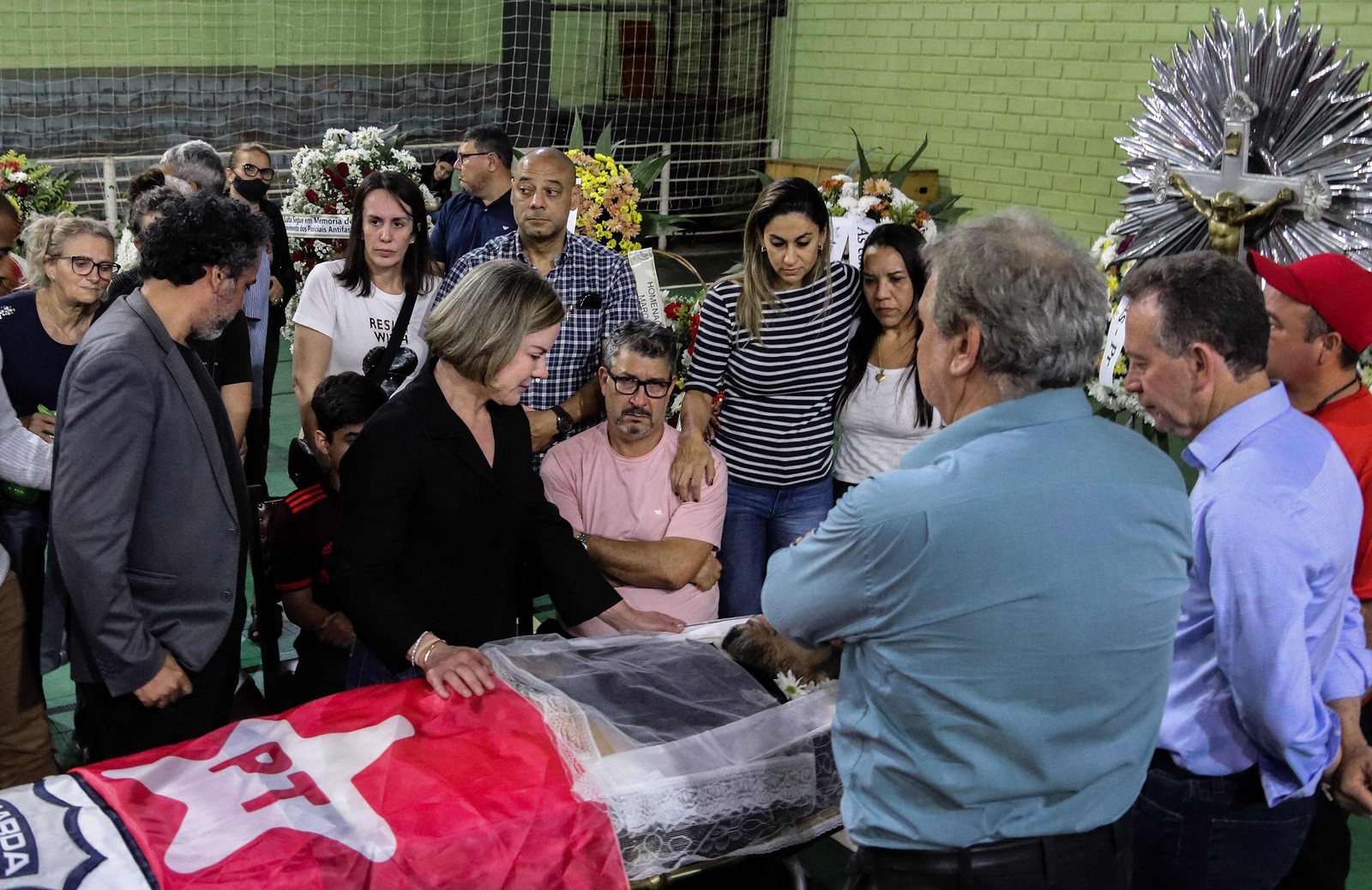 A presidente do PT, Gleisi Hoffmann, presta as últimas homenagens ao tesoureiro do PT em Foz do Iguaçu (PR), Marcelo Arruda, no velório em 10 de julho de 2022 — Foto: CHRISTIAN RIZZI / AFP