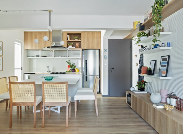 Living | Para valorizar a entrada de luz natural e receber com maior conforto, sala de estar, de jantar, cozinha e varanda foram integrados no projeto da Haus Arquitetura (Foto: Mariana Boro / Divulgação)