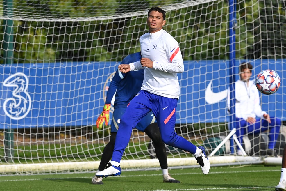Thiago Silva em treino do Chelsea na véspera do jogo contra o Sevilla — Foto: Getty Images