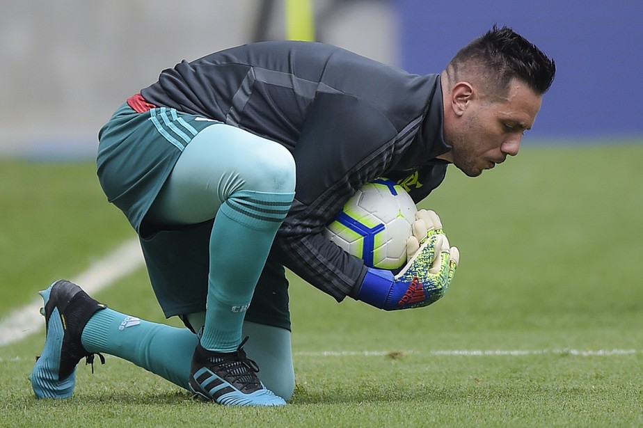 Diego Alves treina, é relacionado e deve jogar contra o Corinthians; veja o provável time do Flamengo