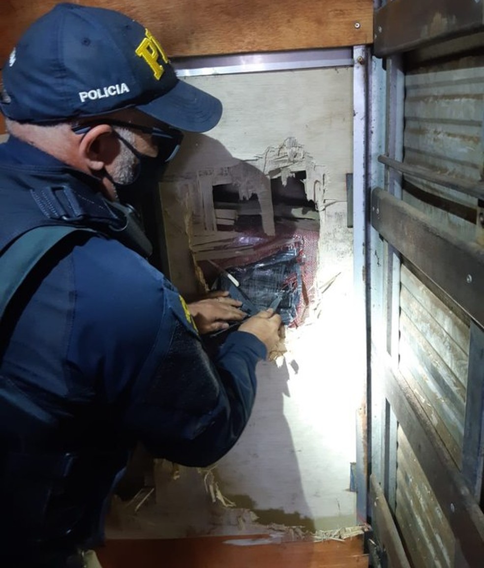 Policiais descobriram fundo falso em caminhão em MT — Foto: PRF/Divulgação