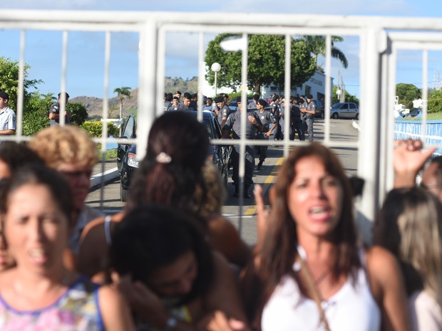Mulheres dos policiais miltares bloqueiam portão de saída de quartel (Foto: Fernando Madeira/ A Gazeta)