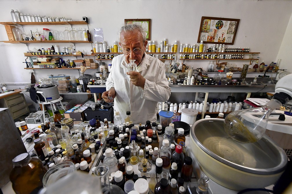 O 'escultor de aromas' Michaël Moisseeff cheira um frasco em um laboratório montado em sua casa Montegut-Lauragais perto de Toulouse, no sudoeste da França — Foto: Georges Gobet/AFP