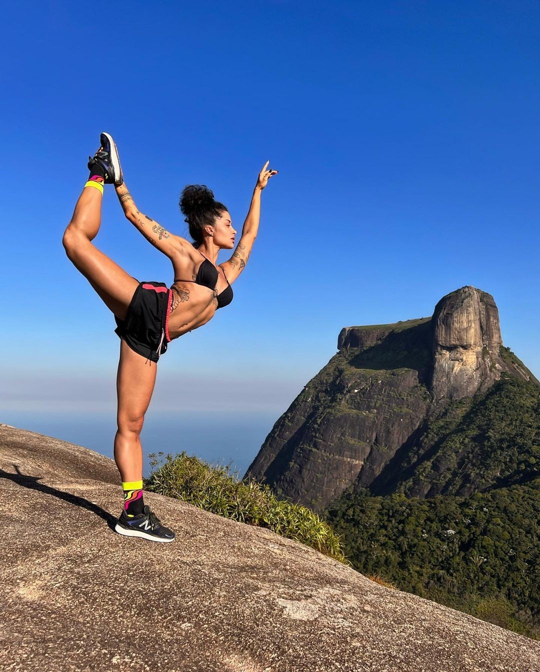 Aline Campos faz yoga e reflete sobre a humanidade no RJ (Foto: Reprodução Instagram)