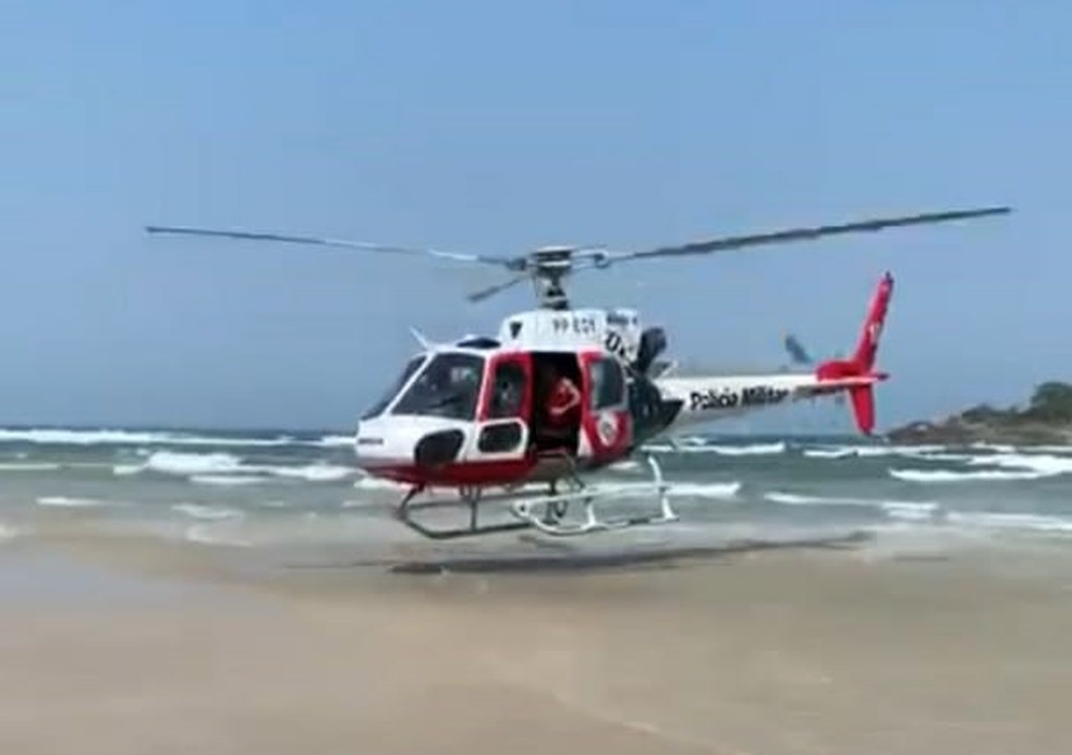 Helicóptero Águia realizou alguns resgates pelas praias de Guarujá — Foto: Reprodução