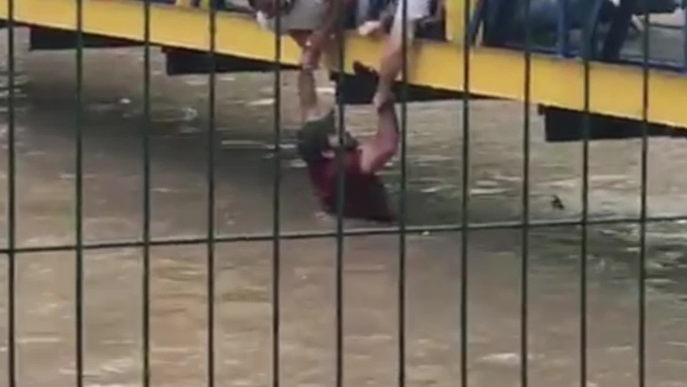 Professor de artes marciais foi resgatado depois de cair em canal, durante chuva no Recife — Foto: Reprodução/WhatsApp