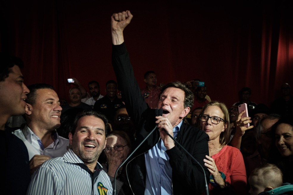 Marcelo Crivella celebra a eleição em 2016, com vitória sobre Marcelo Freixo — Foto: Yasuyoshi Chiba/AFP