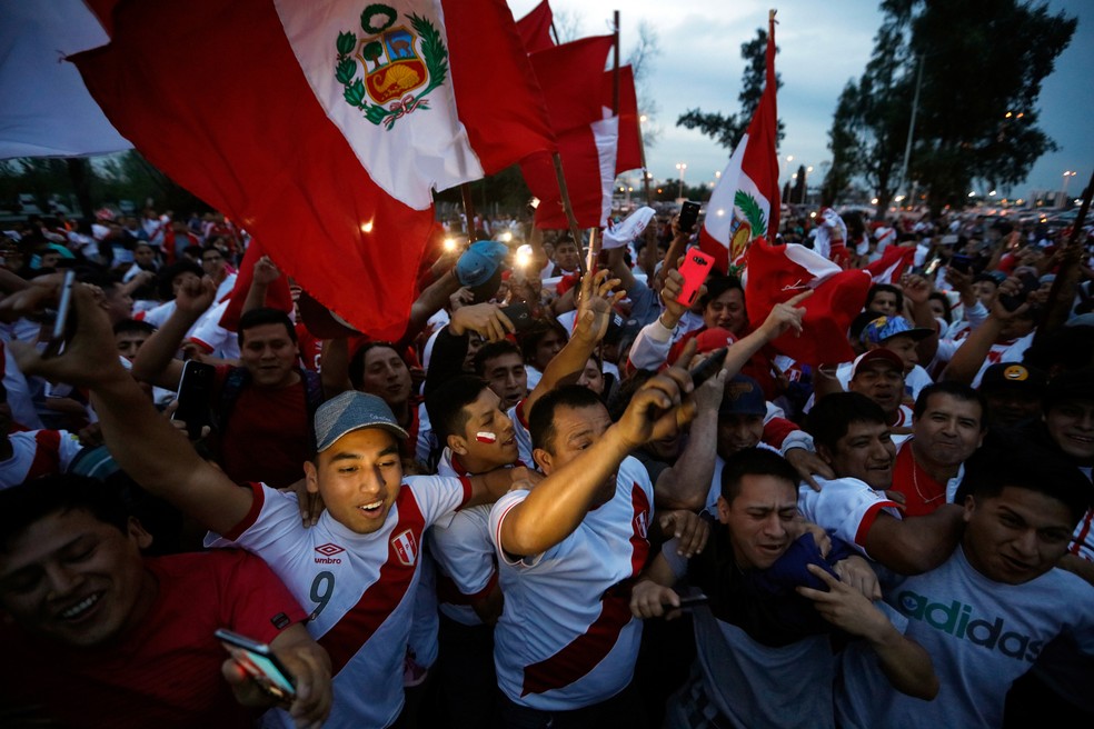 Milihares de peruanos acompanham desembarque da seleção em Buenos Aires (Foto: Emiliano Lasalvia/AFP)