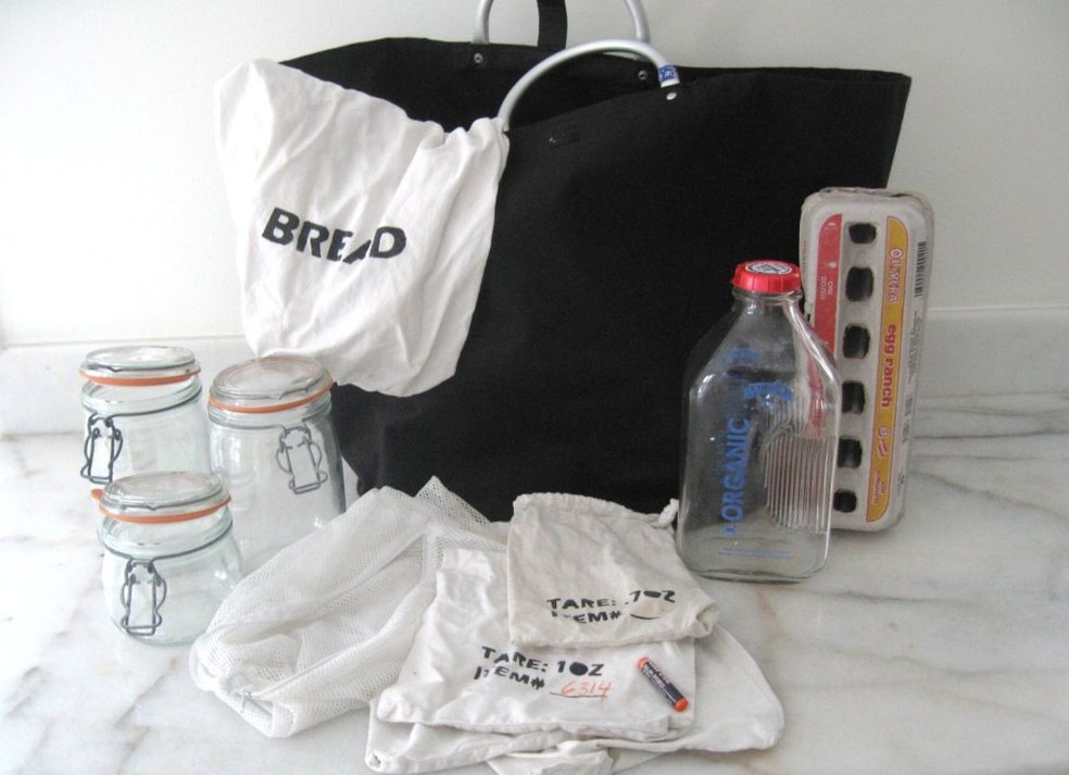 Kit da família para fazer compras sem levar embalagens para casa inclui bolsa de pano, sacos de tecido, potes de vidro, garrafa de vidro e caixa de ovos vazia (Foto: Arquivo pessoal)