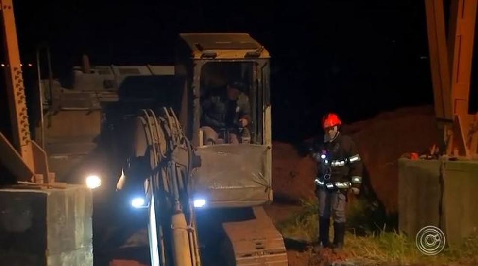Jovem foi soterrado em Angatuba (SP) — Foto: Reprodução/TV TEM