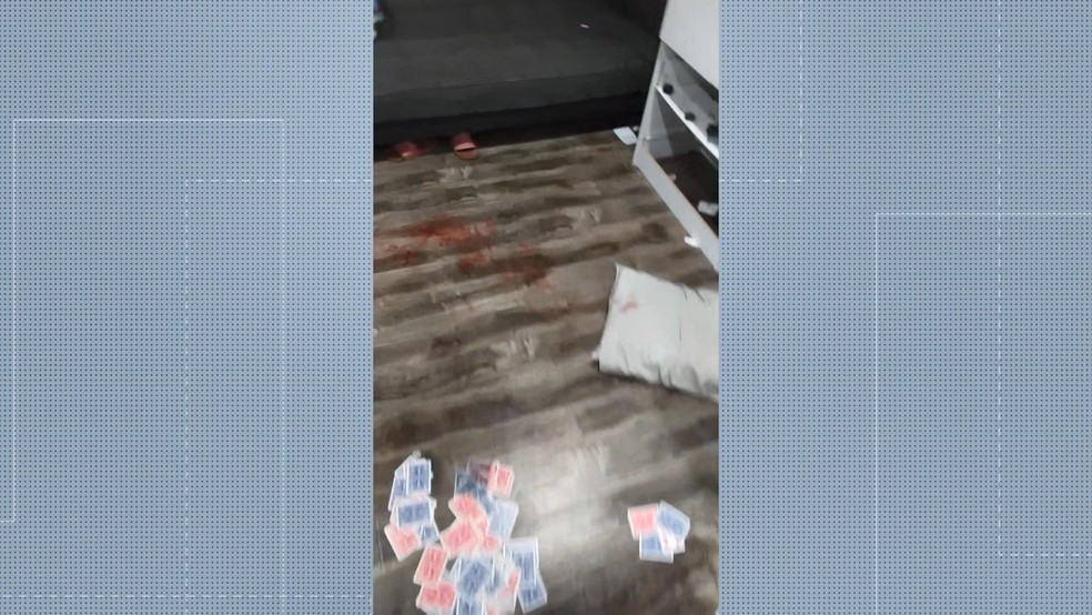 Suspeitos filmaram a cena do crime, que mostra sangue no chão — Foto: Reprodução/ TV Gazeta