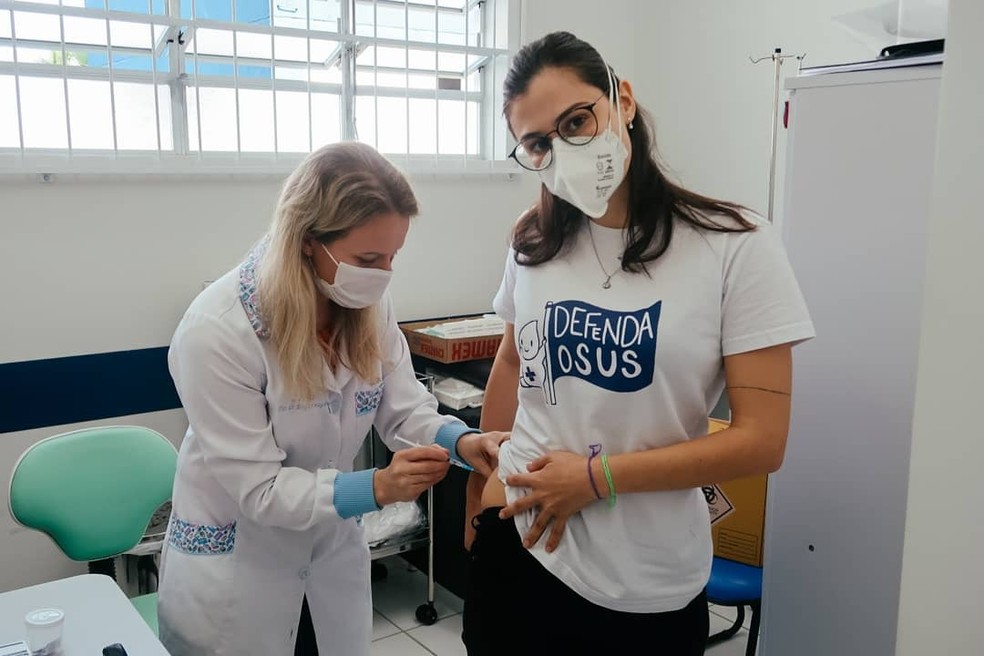 Laura Braz recebe vacina contra a Covid-19 no ventroglúteo em Joinville — Foto: Laura Braz/Arquivo pessoal