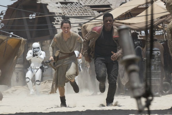 Rey e Finn na mira de um stormtrooper em 'Star Wars: Episódio VII - O Despertar da Força' (Foto: Divulgação)