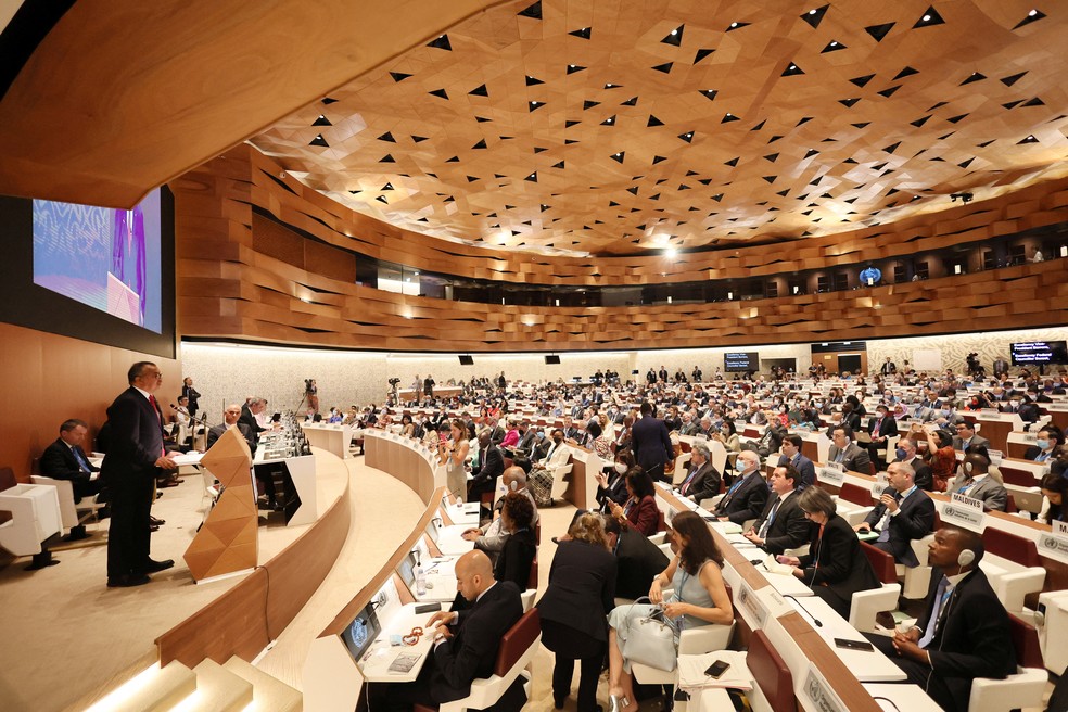 Reunião na sede da Organização Mundial da Saúde em Genebra, em 22 de maio de 2022 — Foto: Reuters