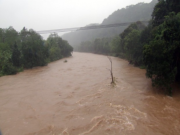 Nível do Rio Pilões, em Cubatão, subiu novamente neste domingo (17) (Foto: Reprodução/TV Tribuna)