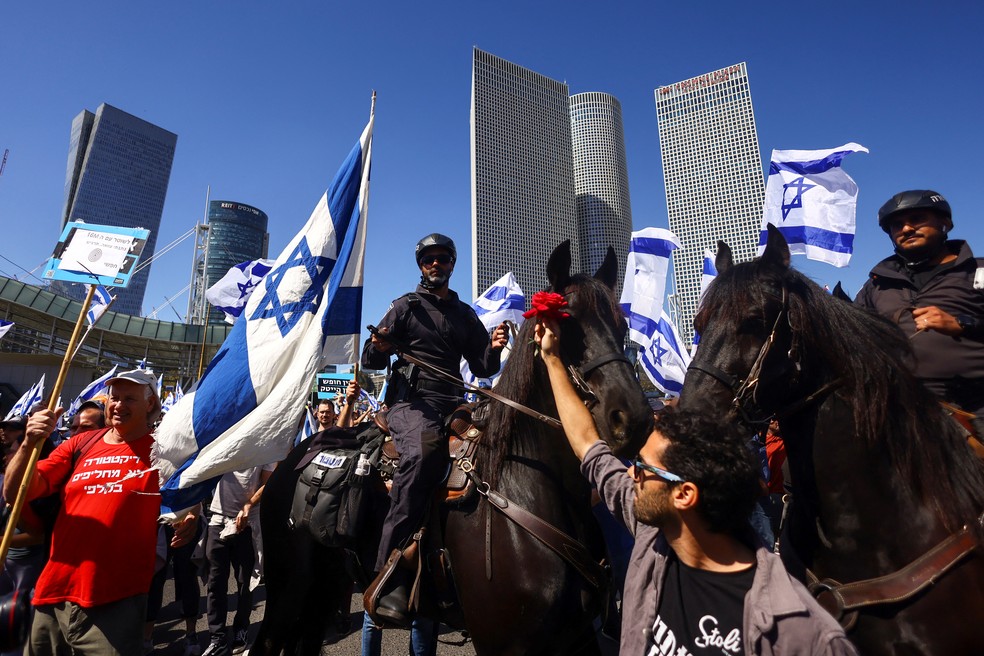 Policiais tentam controlar onda de manifestantes do "dia da resistência" em Tel Aviv, Israel em 9 de março de 2023 — Foto: Ronen Zvulun/REUTERS