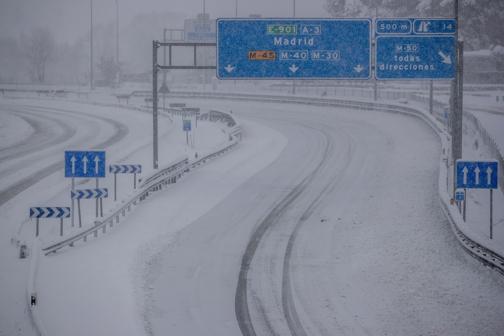 Uma vista de uma rodovia coberta de neve durante uma forte nevasca em Rivas-Vaciamadrid, Espanha — Foto: Manu Fernandez/AP Photo