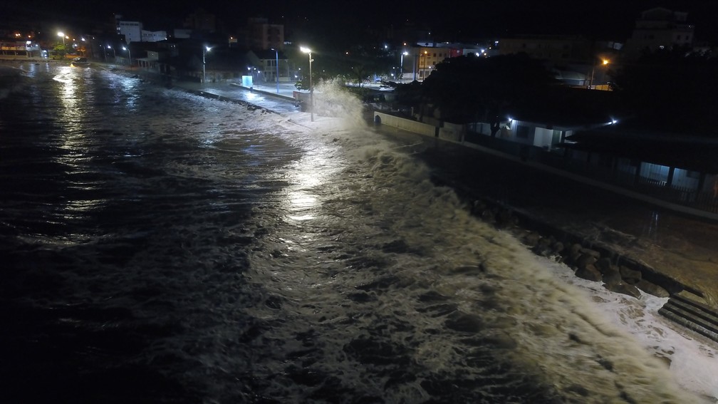 De acordo com a Marinha, alerta indicou a possibilidade de ondas de atÃ© 4,5 metros no litoral paranaense â Foto: Almir Alves/Arquivo pessoal