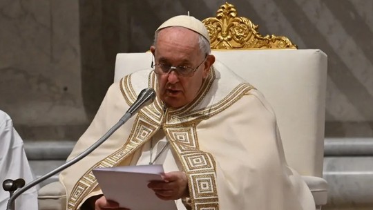 Papa Francisco: com parte do pulmão extraída e artrose nos joelhos, conheça os problemas de saúde do pontífice 