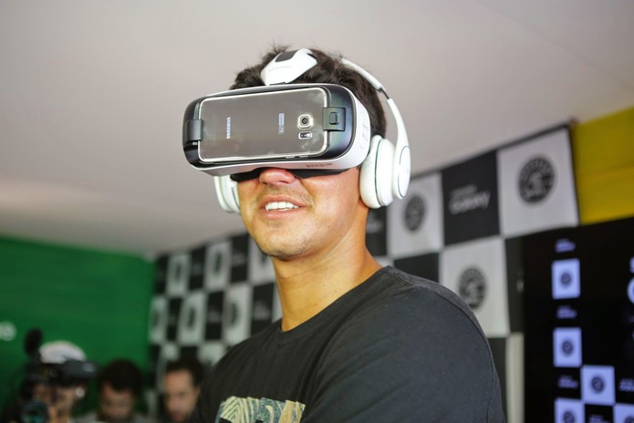 Gabriel Medina teste Gear VR, o óculos de realidade aumentada da Samsung (Foto: Divulgação/Samsung)