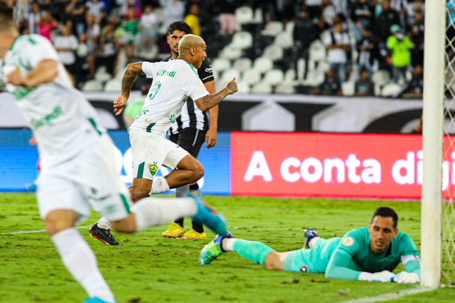 Deyverson marcou o gol do Cuiabá, que bateu o Botafogo no Nilton Santos