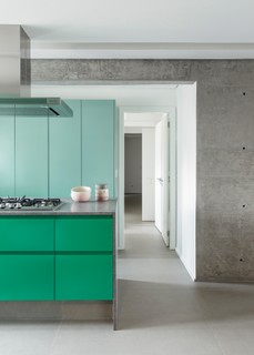 A arquiteta Julliana Camargo satisfez o desejo da moradora ao incluir o tom verde folha na cozinha.